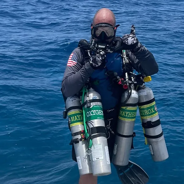 A Sea Hunt Divers technical diver on the reef in Roatán
